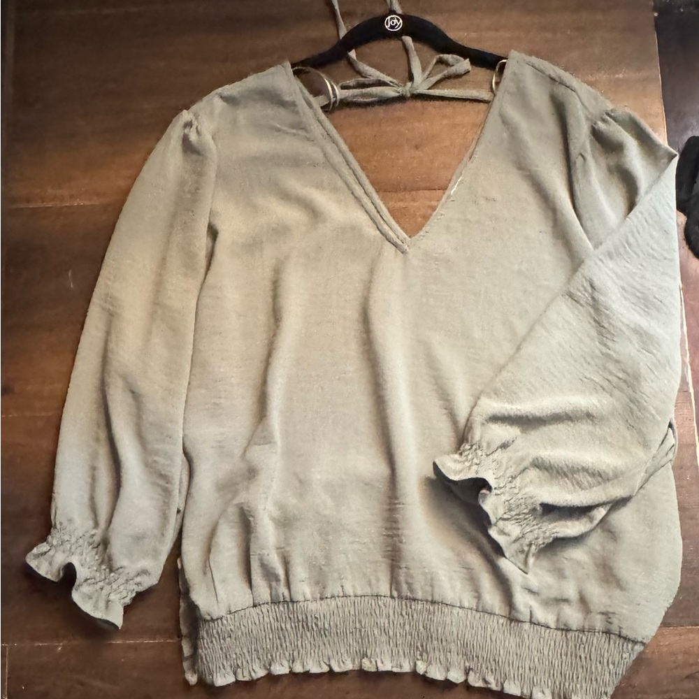 Chic Women's Blouse in Soft Green/Gray